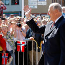 Locals greeted King Harald and Queen Sonja with Norwegian flags in Sande (Photo: Håkon Mosvold Larsen / NTB scanpix)